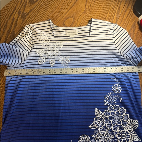 Alfred Dunner White and Blue Boxy Short Sleeve T-Shirt. Size L - Picture 6 of 7
